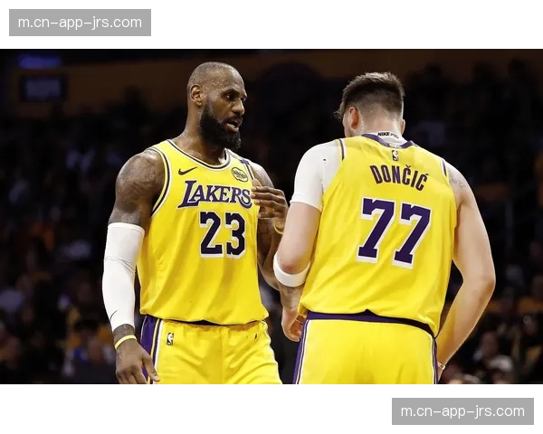 湖人首发阵容保持稳定 东契奇詹姆斯搭档后场效果显著 湖人首发阵容保持稳定 东契奇詹姆斯搭档后场效果显著